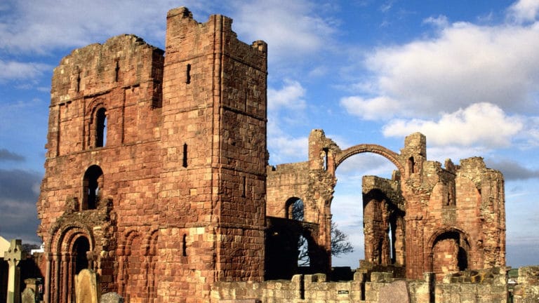 Tributo a la Luz: Peregrinación Medieval a Lindisfarne